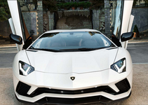 AVENTADOR BRANCO FRENTE PORTA ABERTA.png