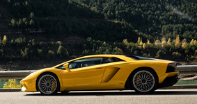 AVENTADOR S COUPÉ AMARELO NA ESTRADA LATERAL.png