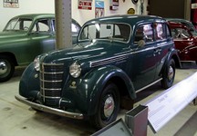 1280px-Moskvitch_400.jpg